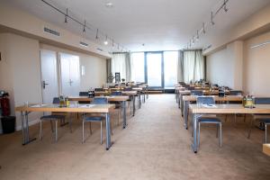 ein Klassenzimmer mit Tischen und Stühlen in einem Raum in der Unterkunft Altstadthotel Messerschmitt in Bamberg