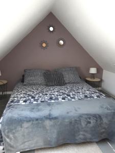 1 dormitorio con 1 cama grande en el ático en Les Apparts' Hotel du Canal, en Châteaulin