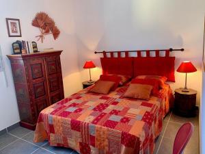 Schlafzimmer mit einem Bett mit einer roten Decke in der Unterkunft Appartement Mèze, 3 pièces, 4 personnes - FR-1-604-22 in Mèze