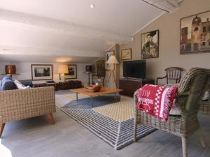 uma sala de estar com cadeiras, um sofá e uma televisão em Appartement Mèze, 3 pièces, 4 personnes - FR-1-604-10 em Mèze
