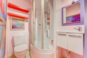 a bathroom with a shower and a toilet and a sink at Casa Luminosa in Bocacangrejo +74 photos