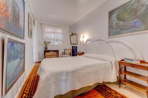 um quarto com uma grande cama branca num quarto em Casa Luminosa em Bocacangrejo