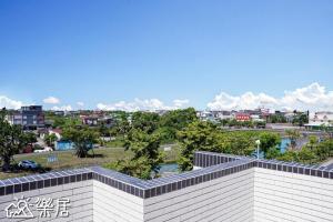 uma vista para uma cidade a partir do telhado de um edifício em Alley-巷弄75包棟民宿 em Yilan City
