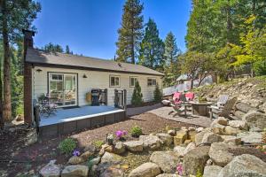 Majoituspaikassa Tree-Lined Twin Peaks Cottage with Custom Stream tai sen lähellä sijaitseva uima-allas