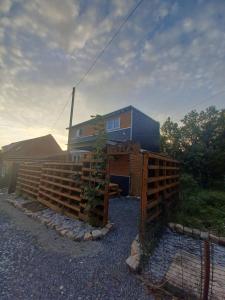 une clôture en bois devant une maison dans l'établissement Talya, 