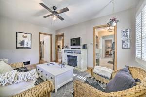 TV a/nebo společenská místnost v ubytování Walk to Midtown Reno Retreat with Furnished Deck!