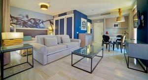 uma sala de estar com um sofá e uma mesa em Casamaïa Apartments em Benalmádena