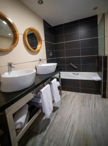 a bathroom with two sinks and a bath tub at Casamaïa Apartments in Benalmádena