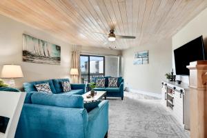 TV a/nebo společenská místnost v ubytování Modern oceanview condo with multiple balconies, pool & W/D - beach access