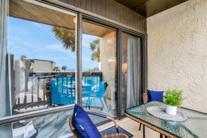 Balkón nebo terasa v ubytování Modern oceanview condo with multiple balconies, pool & W/D - beach access