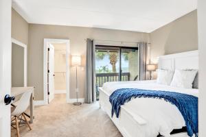 Postel nebo postele na pokoji v ubytování Modern oceanview condo with multiple balconies, pool & W/D - beach access + 30 fotografií