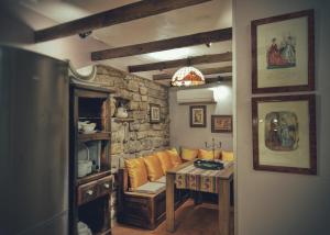 - un salon avec un canapé et une table dans l'établissement Тhe Bohemian Lodge-entire house with sauna, à Veliko Tarnovo