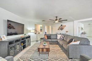 uma sala de estar com um sofá e uma televisão em Phoenix Home with Patio, 2 Mi to State Farm Stadium em Phoenix