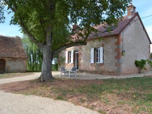 una piccola casa con un albero di fronte di Gîte Agonges, 3 pièces, 4 personnes - FR-1-489-36 ad Agonges