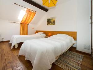 een slaapkamer met 2 bedden en witte lakens bij Gîte Châtel-Montagne, 3 pièces, 4 personnes - FR-1-489-47 in Châtel-Montagne