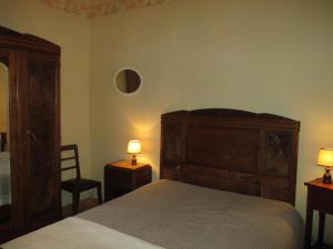 sypialnia z łóżkiem, komodą i krzesłem w obiekcie Gîte Huriel, 4 pièces, 5 personnes - FR-1-489-27 w mieście Huriel