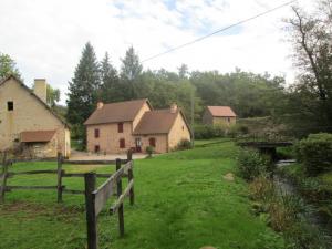 een boerderij met een hek en enkele huizen bij Gîte Barrais-Bussolles, 5 pièces, 8 personnes - FR-1-489-21 in Barrais-Bussolles