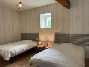 Tempat tidur dalam kamar di Gîte Cressanges, 3 pièces, 4 personnes - FR-1-489-57
