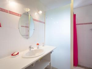 Baño blanco con lavabo y espejo en Gîte Ferrières-sur-Sichon, 3 pièces, 5 personnes - FR-1-489-41, en Ferrières-sur-Sichon