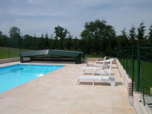 The swimming pool at or close to Gîte Cressanges, 4 pièces, 6 personnes - FR-1-489-78