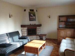 uma sala de estar com um sofá e uma lareira em Gîte Creuzier-le-Neuf, 4 pièces, 6 personnes - FR-1-489-76 em Creuzier-le-Neuf