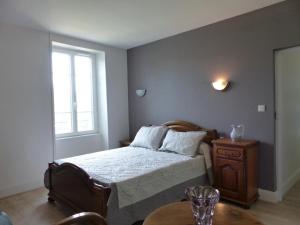 Кровать или кровати в номере Gîte Saint-Bonnet-de-Rochefort, 4 pièces, 6 personnes - FR-1-489-105