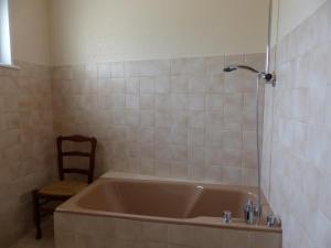 Ванная комната в Gîte Saint-Bonnet-de-Rochefort, 4 pièces, 6 personnes - FR-1-489-105