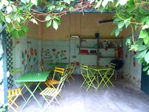 eine Gruppe Stühle und ein Tisch in einer Garage in der Unterkunft Gîte Dompierre-sur-Besbre, 5 pièces, 8 personnes - FR-1-489-109 in Dompierre-sur-Besbre