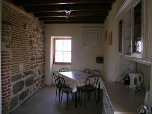 uma cozinha com mesa e cadeiras num quarto em Gîte Nizerolles, 4 pièces, 8 personnes - FR-1-489-137 em Nizerolles