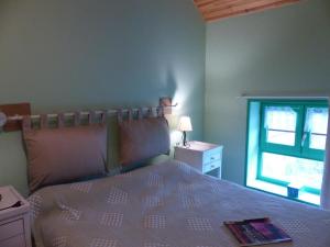 una camera con un letto con una finestra e un copriletto di Gîte Barrais-Bussolles, 5 pièces, 7 personnes - FR-1-489-122 a Barrais-Bussolles