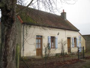 an old white house with a tree in front of it at Maison de campagne confortable avec jardin, barbecue et cheminées - proche de Vichy et activités karting - FR-1-489-170 in Montoldre