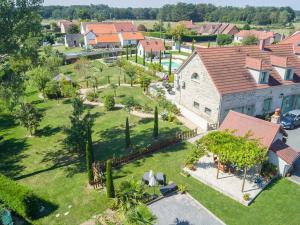 uma vista aérea de uma casa com um quintal em Gîte Hauterives, 2 pièces, 3 personnes - FR-1-489-203 em Hauterive