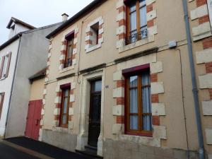 ein altes Gebäude mit Fenstern auf einer Straße in der Unterkunft Gîte Saint-Germain-des-Fossés, 5 pièces, 8 personnes - FR-1-489-248 in Saint-Germain-des-Fossés