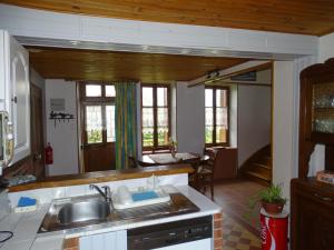 Ruang duduk di Fermette au calme avec jardin clos, proche station thermale, animaux acceptés et nombreuses commodités - FR-1-489-244 +12 gambar