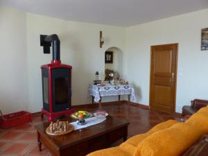 ein Wohnzimmer mit einem Holzofen in der Unterkunft Gîte Arfeuilles, 5 pièces, 11 personnes - FR-1-489-280 in Arfeuilles