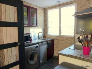 Ảnh trong thư viện ảnh của Maison confortable avec vaste jardin à Couleuvre - FR-1-489-284 ở Couleuvre