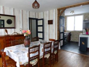 a kitchen and dining room with a table and chairs at Maison spacieuse avec jardin, proche activités, climatisée, vélos, et lits faits à l'arrivée - FR-1-489-284 in Couleuvre
