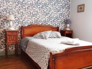 1 dormitorio con 1 cama y 2 mesas con lámparas en Gîte Couleuvre, 4 pièces, 6 personnes - FR-1-489-284, en Couleuvre