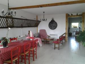 un comedor con mesas y sillas rojas en Gîte Moulins, 3 pièces, 5 personnes - FR-1-489-324 en Moulins