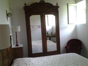ムーランにあるGîte Moulins, 3 pièces, 5 personnes - FR-1-489-324のベッドと椅子付きの部屋の鏡