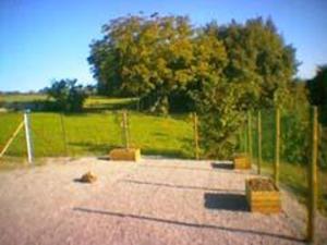 park z ogrodzeniem i pole z drzewami w obiekcie Gîte Bransat, 5 pièces, 8 personnes - FR-1-489-295 w mieście Bransat