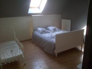 1 dormitorio con cama blanca y ventana en Gîte Bransat, 5 pièces, 8 personnes - FR-1-489-295 en Bransat