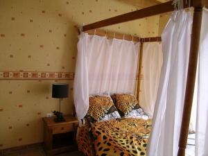 um quarto com uma cama com uma chita em Gîte Bransat, 5 pièces, 8 personnes - FR-1-489-295 em Bransat