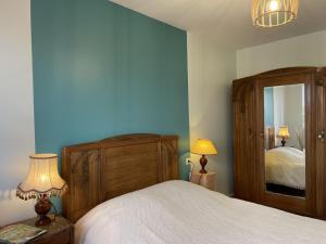 um quarto com uma cama e um espelho grande em Gîte Pierrefitte-sur-Loire, 5 pièces, 9 personnes - FR-1-489-334 em Pierrefitte-sur-Loire
