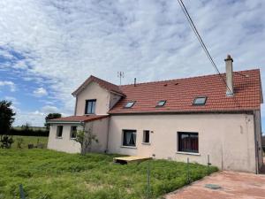 uma casa branca com um telhado vermelho em Gîte Pierrefitte-sur-Loire, 5 pièces, 9 personnes - FR-1-489-334 em Pierrefitte-sur-Loire