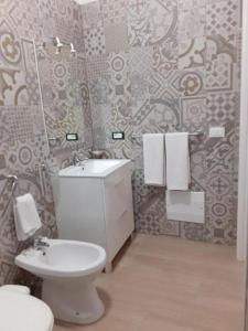 La salle de bains est pourvue de toilettes et d'un lavabo. dans l'établissement Camere Stella del Sud Makari, à Macari