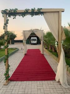 un tappeto rosso sotto un arco con tappeto rosso di Magnifique villa avec piscine a Kenitra