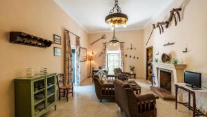 Elle comprend un salon doté de meubles et d'une cheminée. dans l'établissement Cortijo Coracho Osuna by Ruralidays, à Saucejo