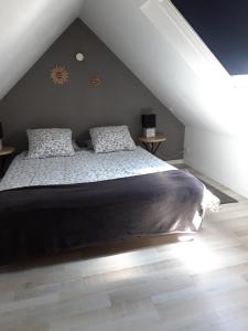 シャトーランにあるLes Apparts' Hotel du Canalのベッドルーム(ベッド付)1室(屋根裏部屋)