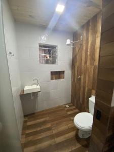 a bathroom with a toilet and a sink at Pesque pague pousada do Carlinho in Pinheiral